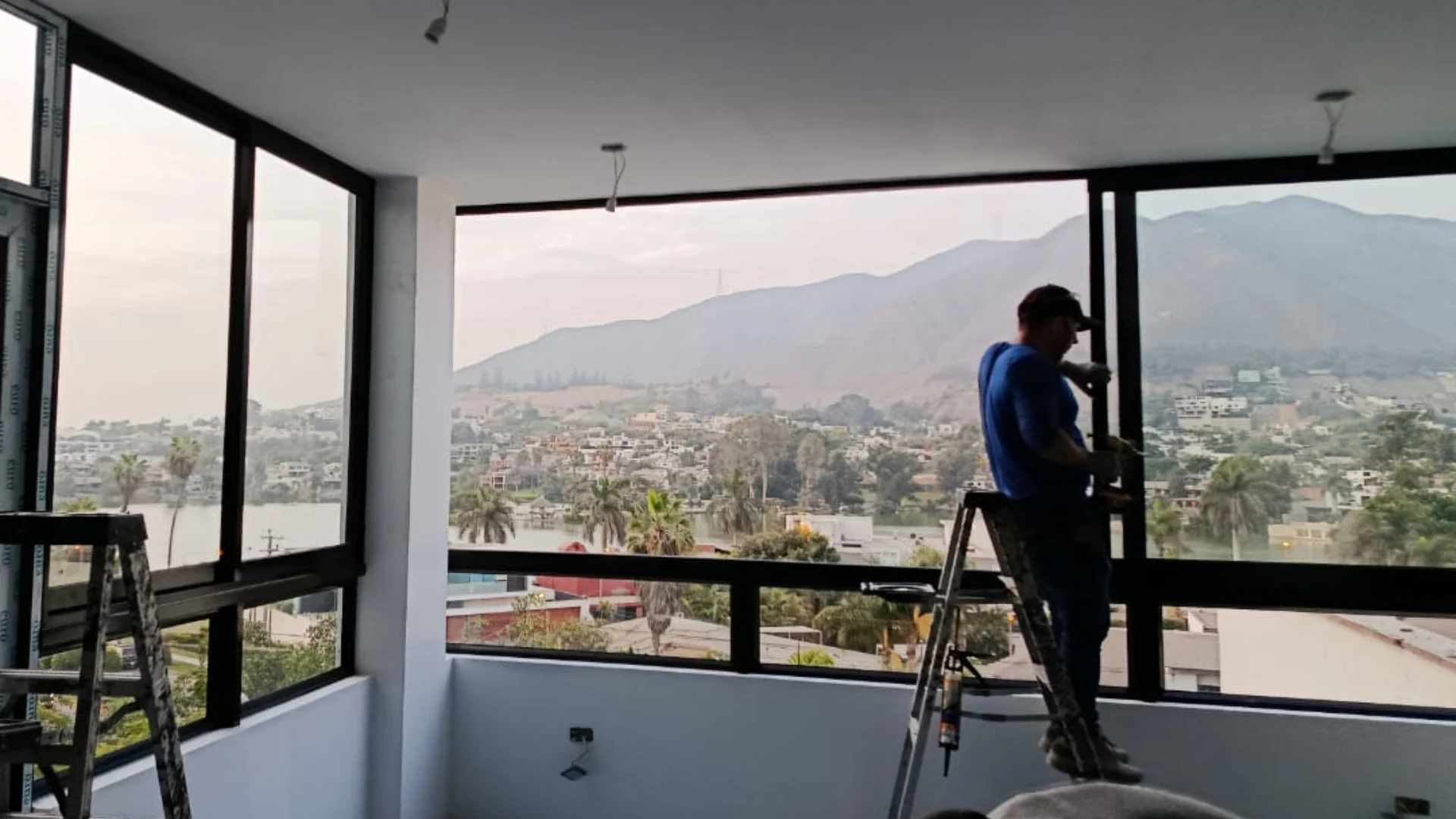 Distribución de vidrios y aluminios en Corporación Ada