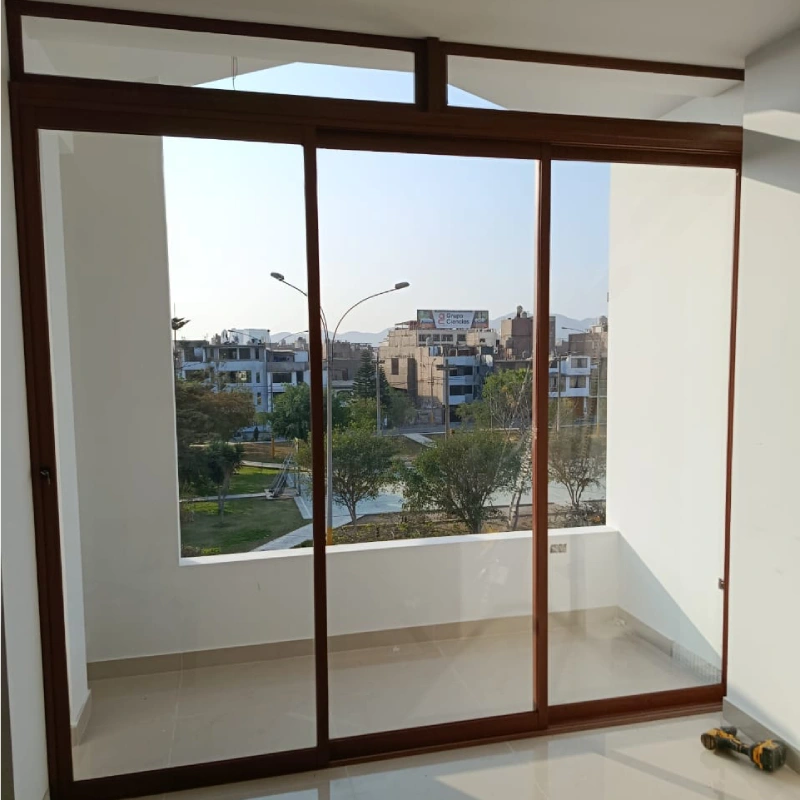 mampara aluminio color madera en Lima